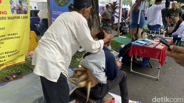 Kabul Pamungkas (72), pemilik jasa layanan terapi bekam menggunakan tanduk sapi liar di acara peringatan Hari Desa Nasional 2026 di Lapangan Desa Butuh, Kecamatan Mojosongo, Kabupaten Boyolali, Kamis (15/1/2026).