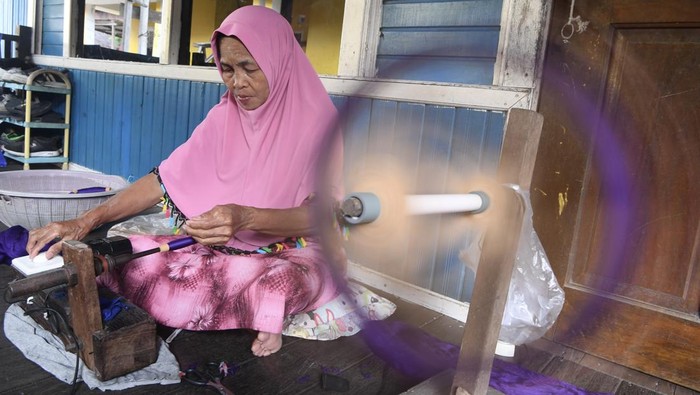 Perajin menyelesaikan pembuatan tenun menggunakan alat tenun bukan mesin (ATBM) di Kampung Tenun, Samarinda Seberang, Kota Samarinda, Kalimantan Timur, Rabu (14/1/2026). Menurut Kepala Bidang Kebudayaan Dinas Pendidikan dan Kebudayaan (Disdikbud) Kota Samarinda Barlin Hady Kesuma, bahwa 120 penenun aktif di Kampung Tenun Samarinda Seberang tersebut masih kesulitan bahan baku berupa benang sutra untuk memproduksi sarung tenun kategori premium guna melestarikan sarung tenun Samarinda sebagai salah satu khazanah budaya di Kalimantan Timur. ANTARA FOTO/M Risyal Hidayat/YU