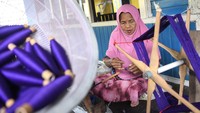 Aktivitas menenun masih dilakukan secara tradisional untuk menjaga kualitas dan nilai budaya sarung tenun Samarinda. ANTARA FOTO/M Risyal Hidayat