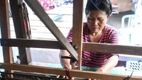 Kondisi ini menyulitkan produksi sarung tenun kategori premium sebagai upaya pelestarian warisan budaya Kalimantan Timur. ANTARA FOTO/M Risyal Hidayat