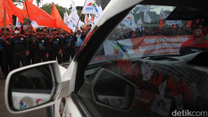 Sejumlah buruh mengikuti aksi unjuk rasa di depan Gedung DPR, Jakarta, Kamis (15/1/2026). Dalam aksi tersebut mereka menuntut sejumlah isu seperti kenaikan Upah Minimum Provinsi (UMP) DKI Jakarta 2026 sebesar Rp 5,73 juta ya