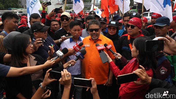 Sejumlah buruh mengikuti aksi unjuk rasa di depan Gedung DPR, Jakarta, Kamis (15/1/2026). Dalam aksi tersebut mereka menuntut sejumlah isu seperti kenaikan Upah Minimum Provinsi (UMP) DKI Jakarta 2026 sebesar Rp 5,73 juta ya