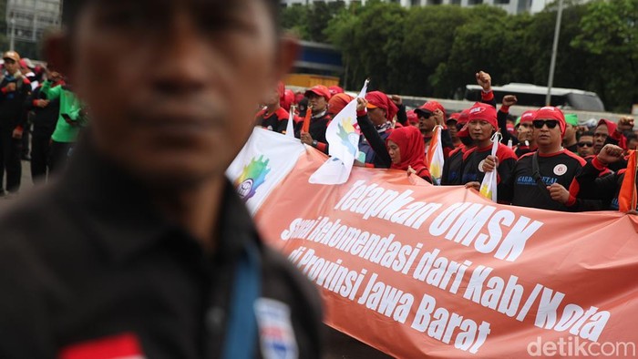 Sejumlah buruh mengikuti aksi unjuk rasa di depan Gedung DPR, Jakarta, Kamis (15/1/2026). Dalam aksi tersebut mereka menuntut sejumlah isu seperti kenaikan Upah Minimum Provinsi (UMP) DKI Jakarta 2026 sebesar Rp 5,73 juta yang dinilai terlalu terlalu kecil dan tidak sesuai dengan standar Kebutuhan Hidup Layak (KHL) di ibu kota. Tampak hadir Presiden Konfederasi Serikat Pekerja Indonesia (KSPI) Said Iqbal dalam aksi tersebut.