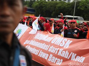 Buruh Demo DPR, Keluhkan Kecilnya Kenaikan UMP