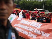 Buruh Demo DPR, Keluhkan Kecilnya Kenaikan UMP