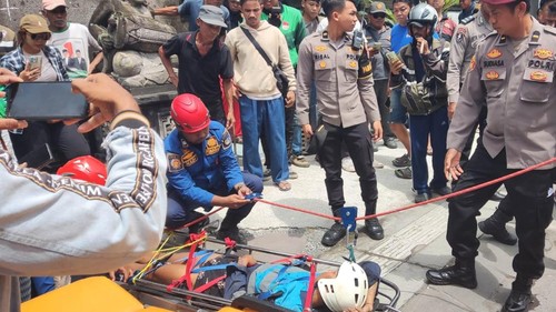 Korban tersetrum listrik, Adit Tiyan Susanto diturunkan dari rooftop menggunakan tandu basket petugas Damkar Badung, Kamis (15/1/2026).