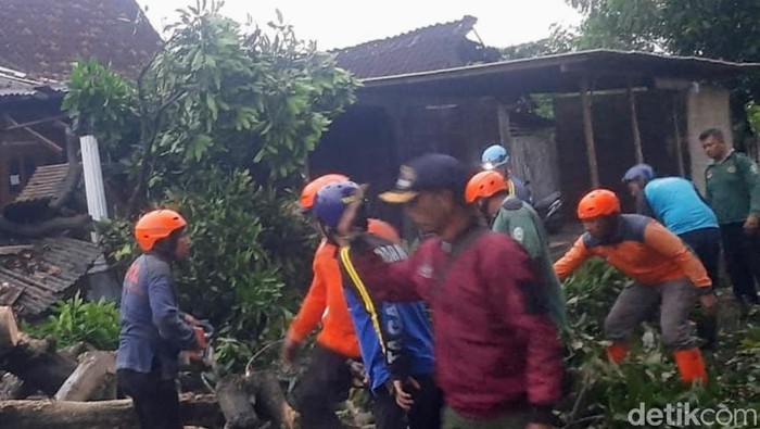 Puting Beliung Terjang Situbondo, Dapur SPPG dan 16 Rumah Rusak