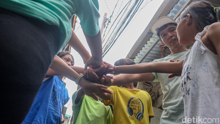 Dari sebuah gang kecil di kawasan Pluit, Jakarta Utara, mimpi-mimpi besar anak-anak perlahan tumbuh melalui komunitas akrobatik Indosalto. Komunitas yang berdiri sekitar tiga tahun lalu ini hadir sebagai ruang belajar alternatif yang tidak hanya mengajarkan teknik olahraga, tetapi juga membangun keberanian, disiplin, dan kepercayaan diri anak-anak, Kamis (15/1/2026). Indosalto merupakan komunitas akrobatik yang memadukan berbagai unsur gerakan seperti salto, tumbling, tendangan akrobatik, hingga teknik dasar gimnastik. Berbekal semangat berbagi dan kepedulian terhadap lingkungan sekitar, komunitas ini membuka ruang latihan gratis bagi anak-anak usia 5 hingga 13 tahun yang tertarik pada olahraga berbasis kelincahan dan kekuatan tubuh.
