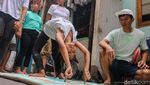 Akrobatik di Tengah Permukiman Padat