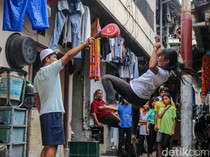 Akrobatik di Tengah Permukiman Padat