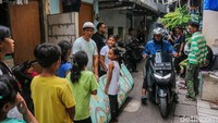 Karena berlatih ditengah jalan tak sedikitpun kendaraan roda dua atapun orang disekitar melintas. Latihan terhenti jika ada yang lalu lalang.
