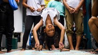Dengan peralatan sederhana seperti matras bayi, Yoga berhasil menuntun anak-anak untuk berani unjuk kemampuan. Salah satunya adalah Karlina atau yang akrab disapa Acil.