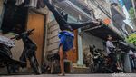 Akrobatik di Tengah Permukiman Padat