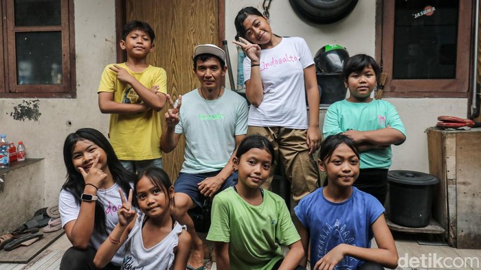 Dari sebuah gang kecil di kawasan Pluit, Jakarta Utara, mimpi-mimpi besar anak-anak perlahan tumbuh melalui komunitas akrobatik Indosalto. Komunitas yang berdiri sekitar tiga tahun lalu ini hadir sebagai ruang belajar alternatif yang tidak hanya mengajarkan teknik olahraga, tetapi juga membangun keberanian, disiplin, dan kepercayaan diri anak-anak, Kamis (15/1/2026). Indosalto merupakan komunitas akrobatik yang memadukan berbagai unsur gerakan seperti salto, tumbling, tendangan akrobatik, hingga teknik dasar gimnastik. Berbekal semangat berbagi dan kepedulian terhadap lingkungan sekitar, komunitas ini membuka ruang latihan gratis bagi anak-anak usia 5 hingga 13 tahun yang tertarik pada olahraga berbasis kelincahan dan kekuatan tubuh.