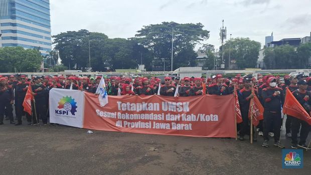 Demo buruh di dpean gedung DPR/MPR RI, Jakarta, Kamis (15/1/2026). (CNBC Indonesia/Chandra)