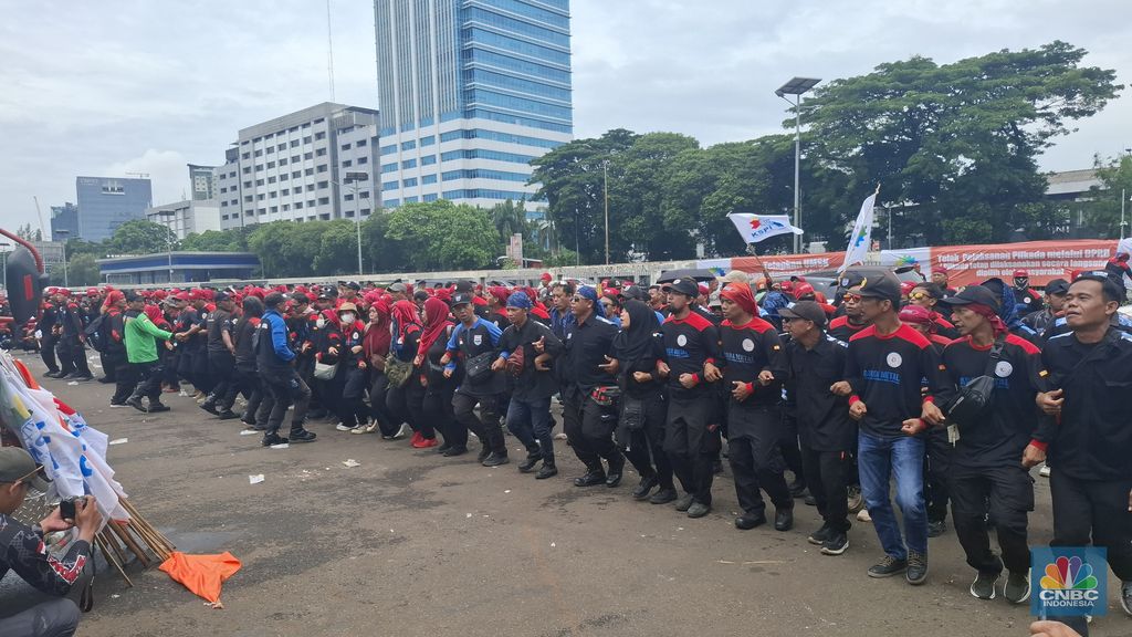 Demo buruh di dpean gedung DPR/MPR RI, Jakarta, Kamis (15/1/2026). (CNBC Indonesia/Chandra)