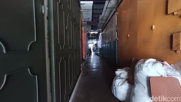 Deretan kios pedagang di Pasar Cikurubuk Tasikmalaya tutup.