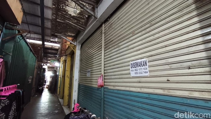 Deretan kios pedagang di Pasar Cikurubuk Tasikmalaya tutup.