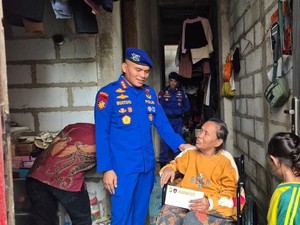 Gelar Bakti Kesehatan, Polairud PMJ Bagikan Kursi Roda Buat Lansia di Jakut