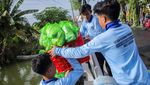 Terjang Banjir, Penyaluran MBG di Lamongan Mengandalkan Perahu