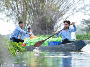 Terjang Banjir, Penyaluran MBG di Lamongan Mengandalkan Perahu