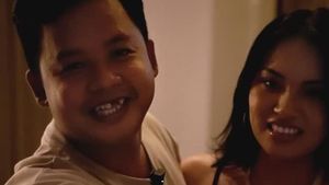 Dustin Tiffani Kasih Kado Ultah Istri Segepok Uang dalam Plastik Kresek