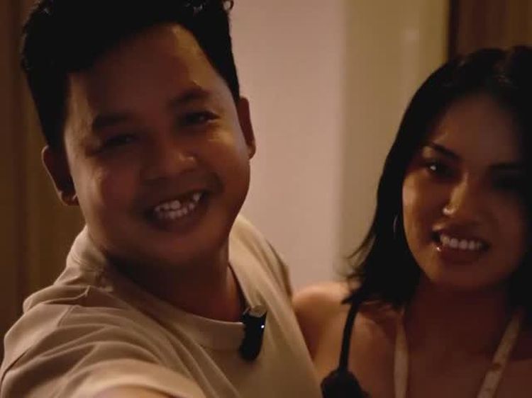 Dustin Tiffani Kasih Kado Ultah Istri Segepok Uang dalam Plastik Kresek