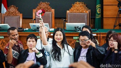 Ekspresi Laras Faizati Divonis 6 Bulan Percobaan Kasus Hasutan Mabes Polri