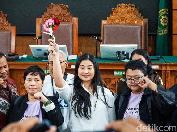 Ekspresi Laras Faizati Divonis 6 Bulan Percobaan Kasus Hasutan Mabes Polri