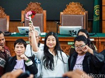 Ekspresi Laras Faizati Divonis 6 Bulan Percobaan Kasus Hasutan Mabes Polri