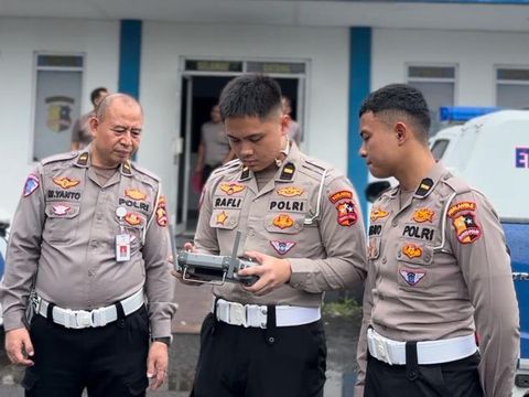 ETLE Drone Patrol Presisi mengudara di sejumlah titik rawan pelanggaran di Jalan Raya Bitung Curug, Kabupaten Tangerang, Banten.