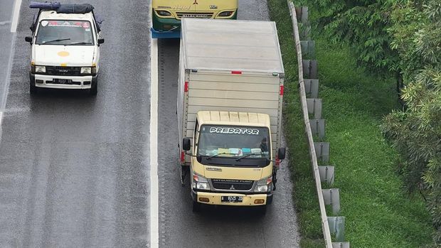 ETLE Drone Patrol Presisi mengudara di sejumlah titik rawan pelanggaran di Jalan Raya Bitung Curug, Kabupaten Tangerang, Banten.
