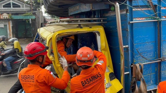 Evakuasi korban kecelakaan truk yang terjepit di Jalur Pantura Ssmarang - Kendal Jalan Randu Garut KM 13.5, Kecamatan Tugu, Kota Semarang, Kamis (15/1/2026).