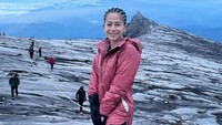 Dilihat di saluran YouTube-nya, Farida Nurhan membagikan video soal mau jual akunnya senilai Rp 10 miliar. Ia sudah punya 5,3 juta pelanggan. (Foto: dok Instagram farida.nurhan)