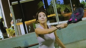 Rok mini putih dan sleeveless top jadi andalan Gisel saat main padel. Foto: Instagram Gisel