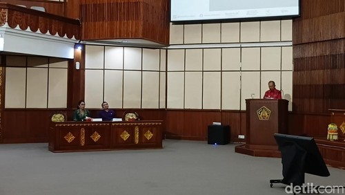 Gubernur Bali Wayan Koster mengusulkan Raperda penyertaan modal BPD Bali, Rabu (14/1/2026).