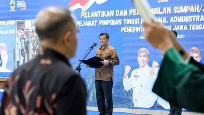 Gubernur Jateng, Ahmad Luthfi, saat melantik 1.049 pejabat pemerintah setempat di Gedung Gradhika Bhakti Praja, Semarang, Kamis (15/1/29026).