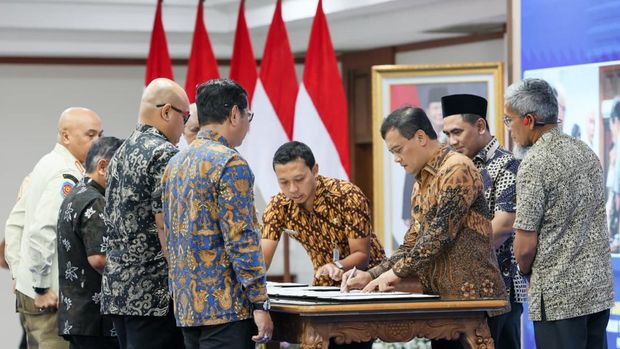 Gubernur Jateng, Ahmad Luthfi, saat melantik 1.049 pejabat pemerintah setempat di Gedung Gradhika Bhakti Praja, Semarang. Gubernur Jateng, Ahmad Luthfi, saat melantik 1.049 pejabat pemerintah setempat di Gedung Gradhika Bhakti Praja, Semarang, Kamis (15/1/29026).