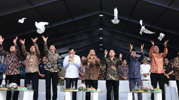 Gubernur Jateng, Ahmad Luthfi, saat menghadiri puncak peringatan Hari Desa Nasional di Desa Butuh, Kecamatan Mojosongo, Boyolali, Kamis (15/1/2026).