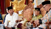 Gubernur Kalimantan Timur (Kaltim) Rudy Masud (kiri) mengunjungi Sultan Adji Muhammad Arifin (tengah) di Kedaton, Kamis (15/1/2026). Ia bersilaturahmi sekaligus menyampaikan klarifikasi atas kegaduhan soal posisi duduk/Foto: Istimewa (dok Humas Pemprov Kaltim).