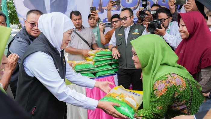 Gubernur Khofifah di pasar murah