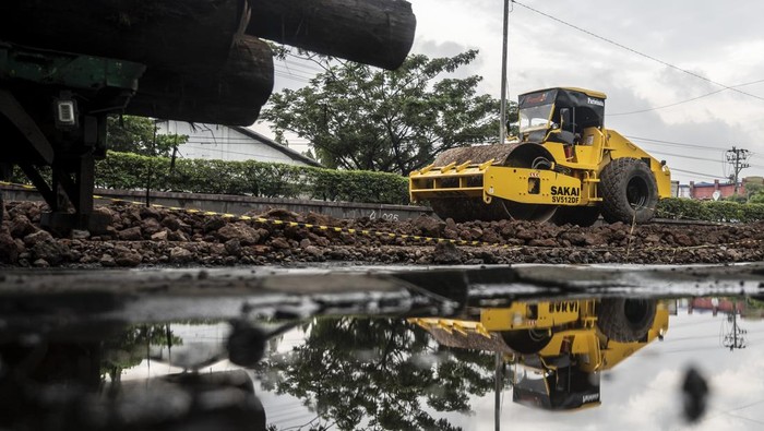 Pekerja memadatkan tanah menggunakan alat berat dalam proyek peninggian Jalan Pantura Kaligawe Raya di Semarang, Jawa Tengah, Kamis (15/1/2026). Balai Besar Pelaksanaan Jalan Nasional (BBPJN) Jateng-DIY Kementerian Pekerjaan Umum melakukan proyek peninggian jalan pada KM 3+900 hingga KM 4+600 jalur utama pantura Semarang-Surabaya untuk meningkatkan kapasitas jalan serta mengantisipasi genangan dan banjir rob akibat penurunan muka tanah yang ditargetkan selesai pada Maret 2026. ANTARA FOTO/Aprillio Akbar