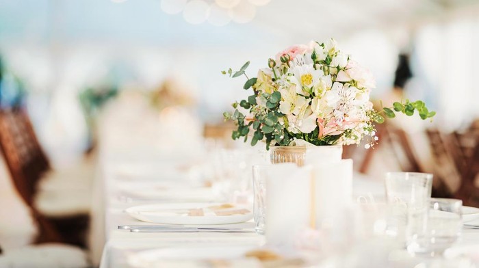 Fresh flowers wedding decoration. Wedding table.