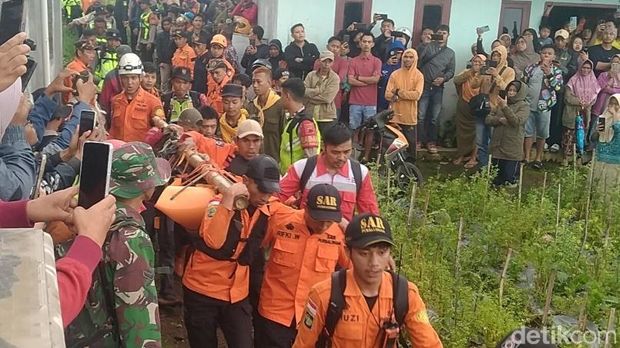 Jenazah pendaki Gunung Slamet berhasil dievakuasi lewat Gunungmalang, Purbalingga, Kamis(16/1/2026). Jenazah pendaki Gunung Slamet berhasil dievakuasi lewat Gunungmalang, Purbalingga, Kamis(16/1/2026).
