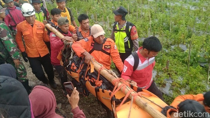 Jenazah pendaki Gunung Slamet berhasil dievakuasi lewat Gunungmalang, Purbalingga, Kamis(16/1/2026).