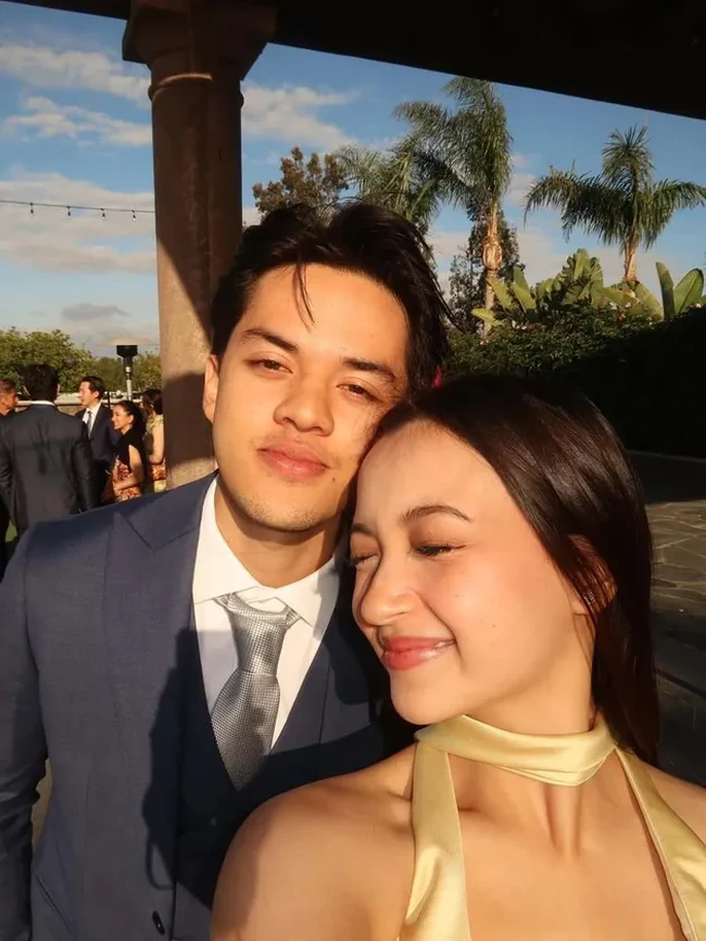 Saat pernikahan Aurelie Moeramans dengan Tyler Bigenho di Amerika Serikat, Jeremie mengajak serta sang kekasih. Momen itu memperlihatkan kedekatan hubungan Megan dan keluarga Jeremie. Foto: Instagram/@jeremiemoeremans