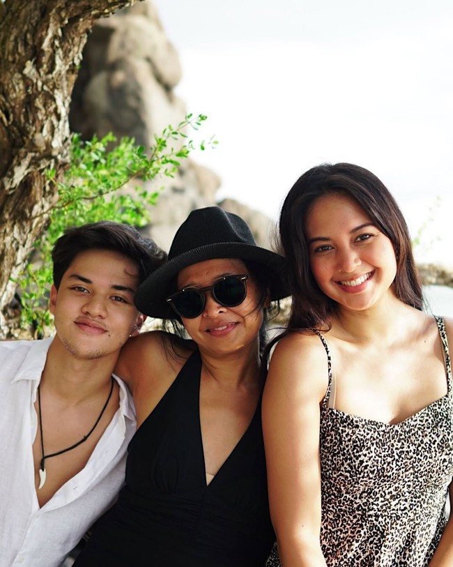 Buku ‘Broken Strings’ yang ditulis aktris Aurelie Moeremans jadi perbincangan hangat dalam dua minggu terakhir ini. Buku tersebut menceritakan kisah nyata Aurelie yang jadi korban child grooming, KDRT dan pelecehan seksual oleh kekasihnya sendiri. Foto: Instagram/@jeremiemoeremans