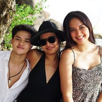 Buku ‘Broken Strings’ yang ditulis aktris Aurelie Moeremans jadi perbincangan hangat dalam dua minggu terakhir ini. Buku tersebut menceritakan kisah nyata Aurelie yang jadi korban child grooming, KDRT dan pelecehan seksual oleh kekasihnya sendiri. Foto: Instagram/@jeremiemoeremans