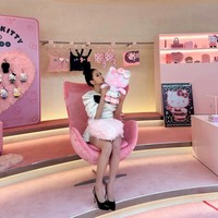 Bertempat di KREAM Dosan Flagship Store, Gangnam-gu, Seoul. Penggemar Jisoo BLACKPINK terpantau rela mengantre untuk mendapatkan produk kolaborasi yang dijual dalam jumlah terbatas selama pop-up store berlangsung hingga 20 Januari 2026. Foto: dok. Instagram @sooyaaa__