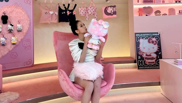 Jisoo BLACKPINK menghadiri pembukaan pop-up store yang menjual  produk-produk gemas hasil kolaborasinya bersama Hello Kitty.